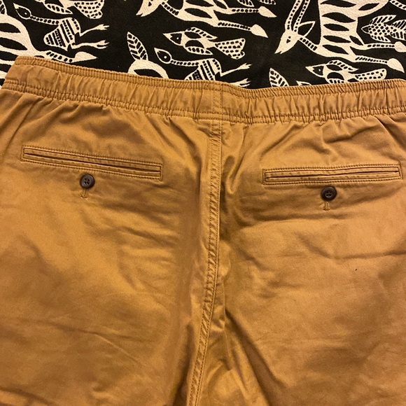 Gap Men’s Khakis, Medium joggers w/ an elastic waist. Comfortable, easy styling - Picture 5 of 5